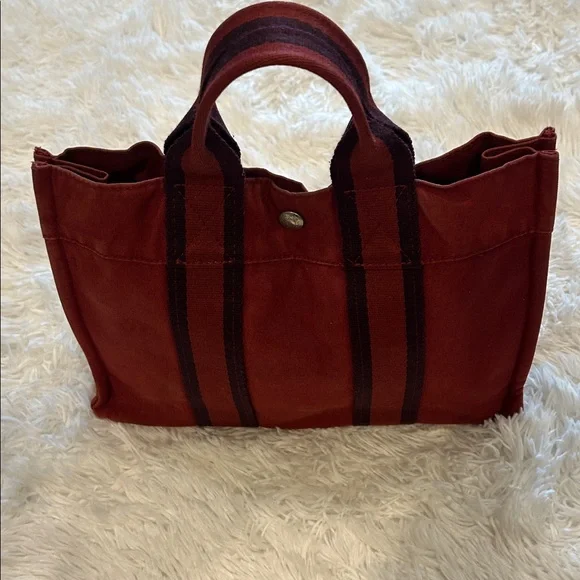 Hermes small tote Dark Red & Brownish Black
Minor corner wear one corner only - Picture 2 of 12